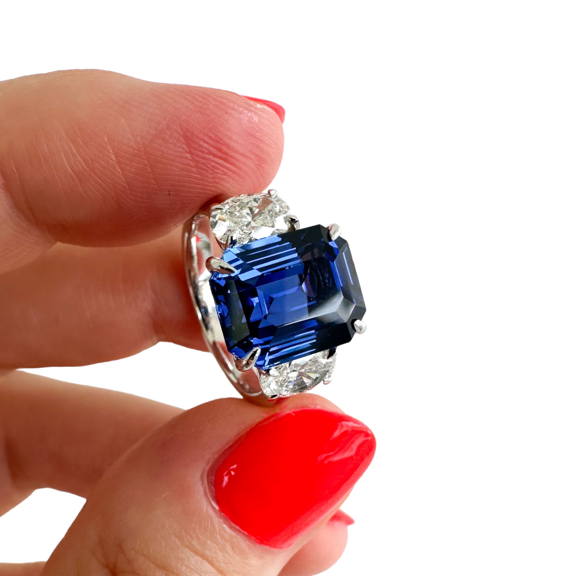 Certified blue sapphire and diamond ring, sapphire engagement ring, emerald cut sapphire ring, oval diamond and sapphire ring, Hong Kong USA UK Australia New Zealand. Bespoke fine jewellery and rings