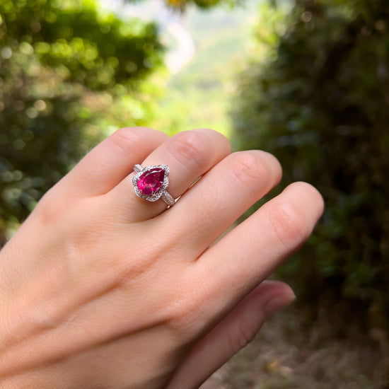 red spinel ring, red spinel and diamond ring, diamond cocktail ring, gemstone ring. white gold ring, engagement ring, hong kong jewellery, hong kong engagement ring. 红色尖晶石和钻石戒指 香港