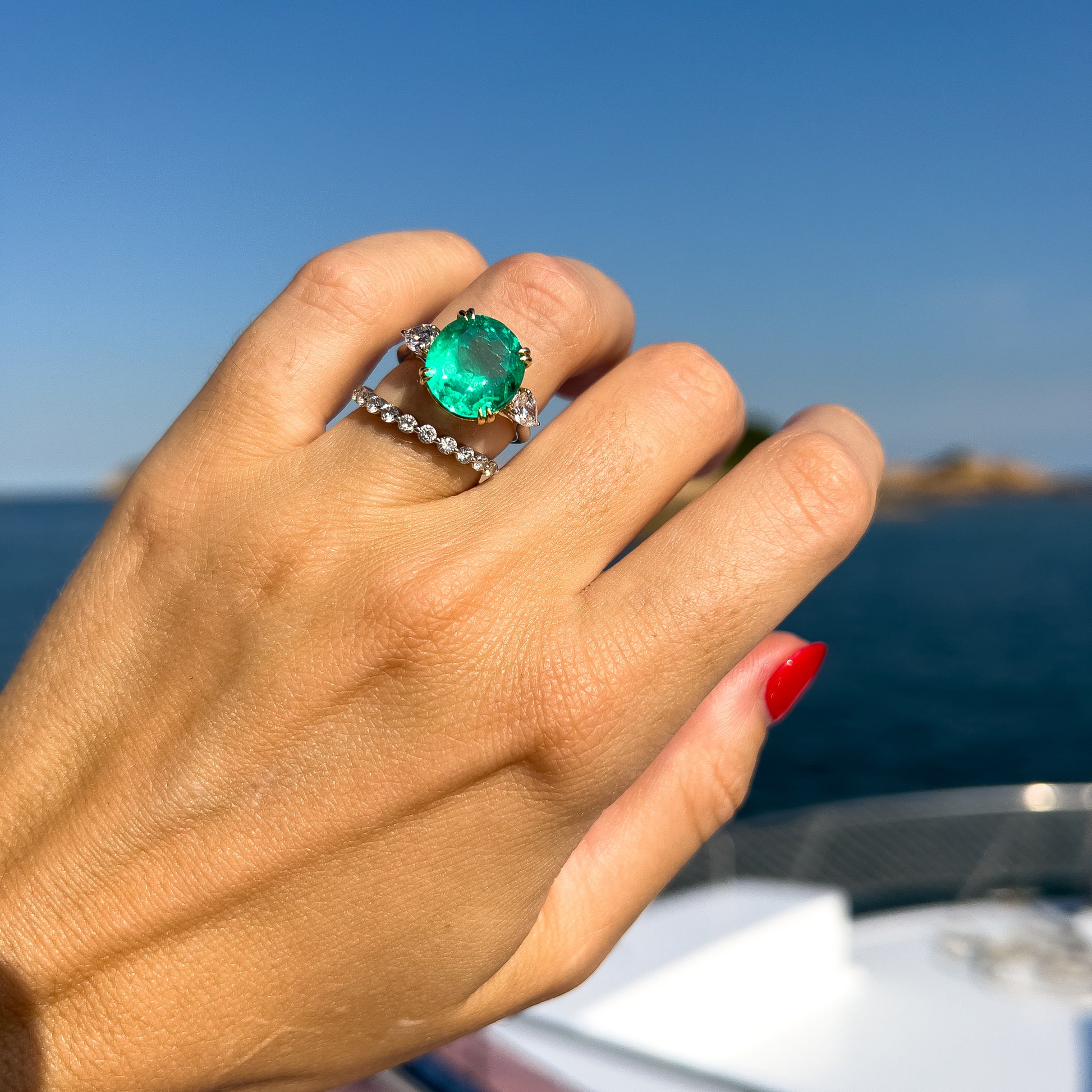 Colombian emerald and diamond cocktail ring