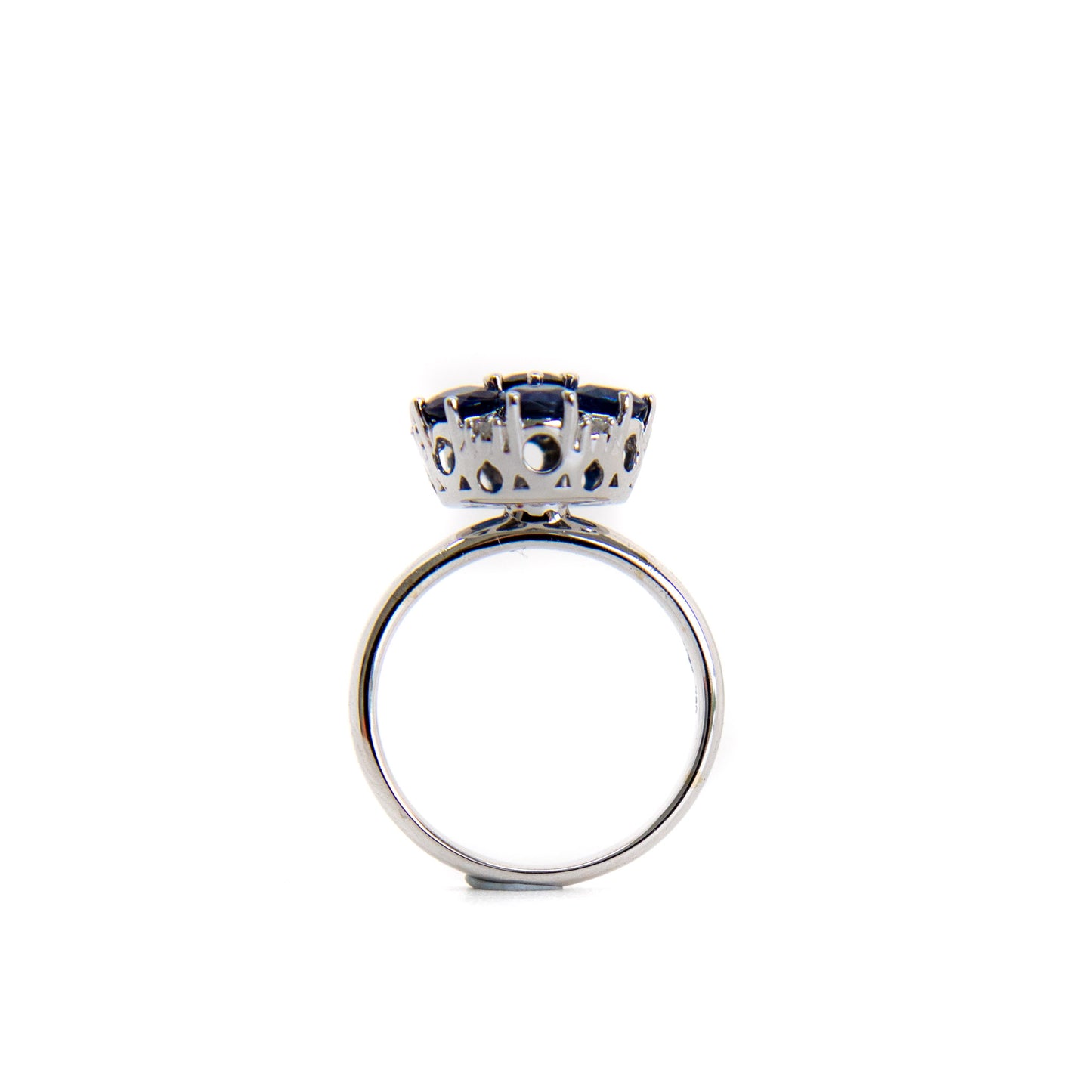 Sapphire and diamond cluster ring in 18k white gold by Valentina Fine Jewellery Hong Kong. Global free shipping to USA and the rest of the world