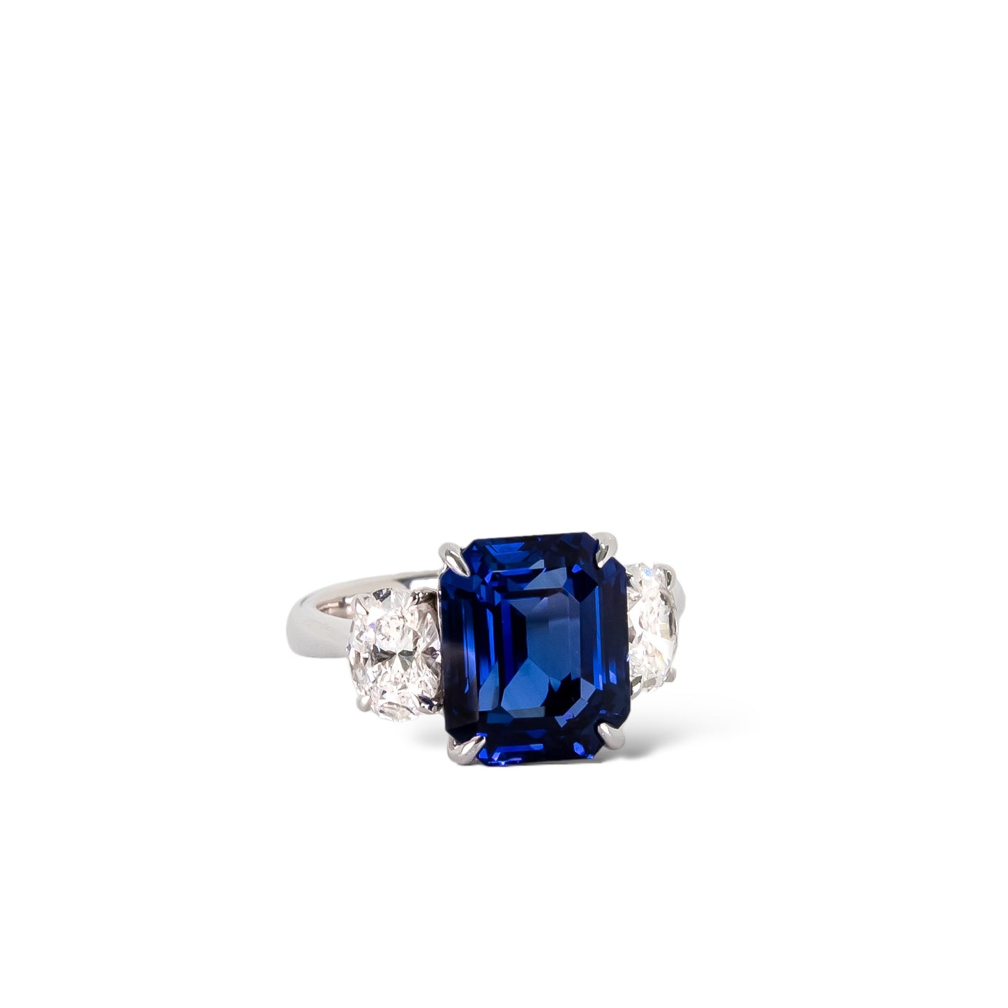 Certified blue sapphire and diamond ring, sapphire engagement ring, emerald cut sapphire ring, oval diamond and sapphire ring, Hong Kong USA UK Australia New Zealand. Bespoke fine jewellery and rings