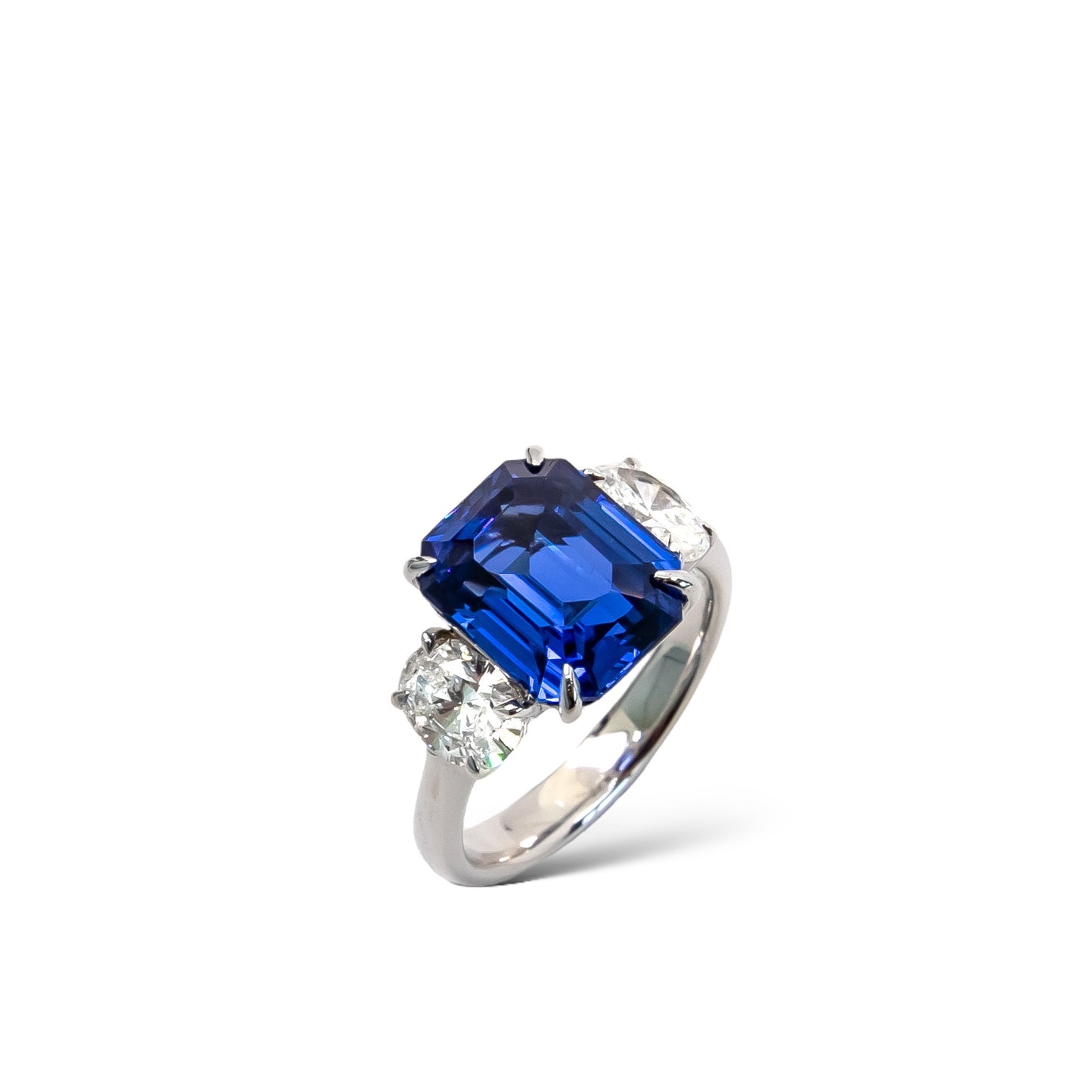 Certified blue sapphire and diamond ring, sapphire engagement ring, emerald cut sapphire ring, oval diamond and sapphire ring, Hong Kong USA UK Australia New Zealand. Bespoke fine jewellery and rings