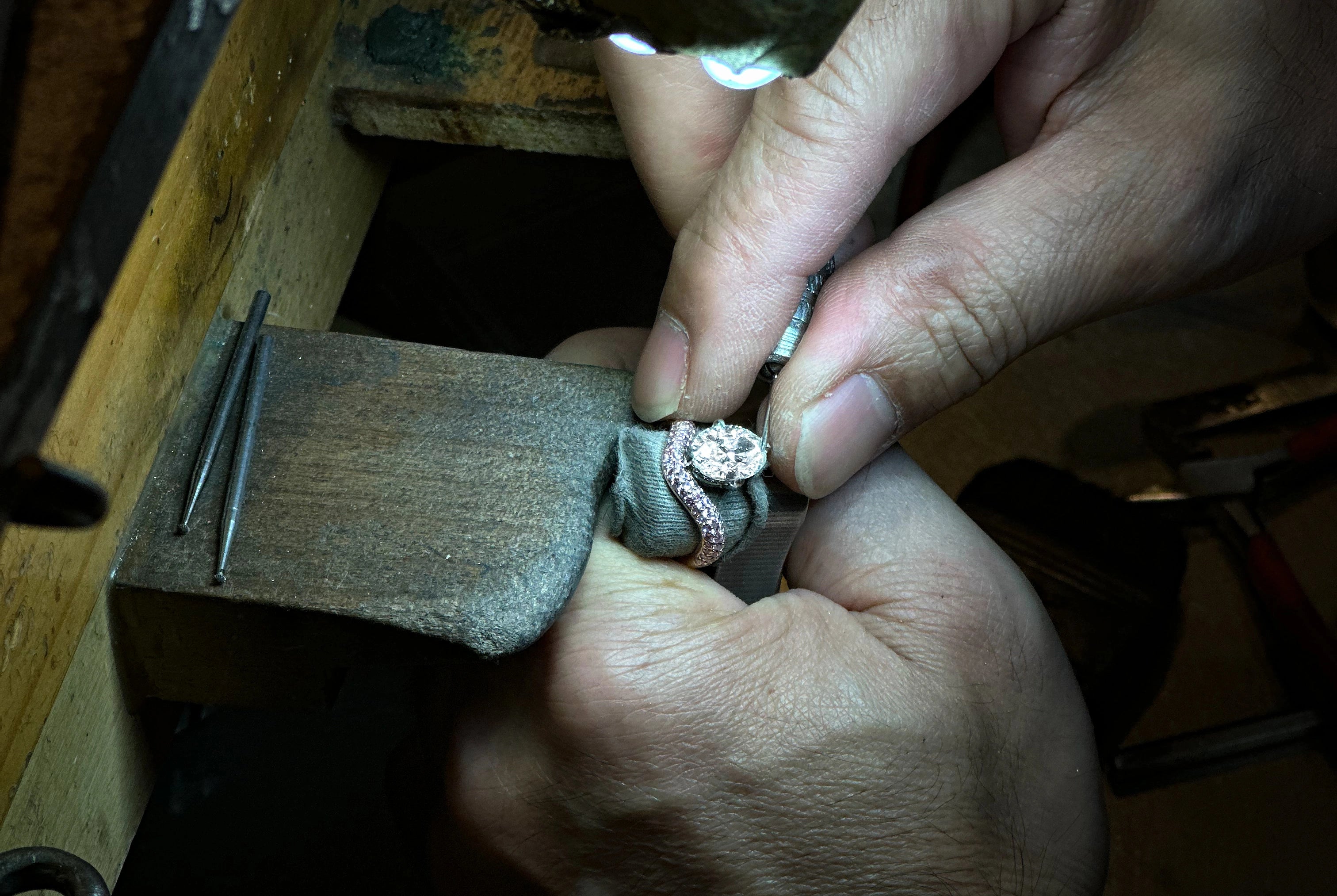 Bespoke engagement rings in 18k gold and platinum by Valentina Fine Jewellery Hong Kong. Global free shipping including USA, Australia, Philippines and Singapore.