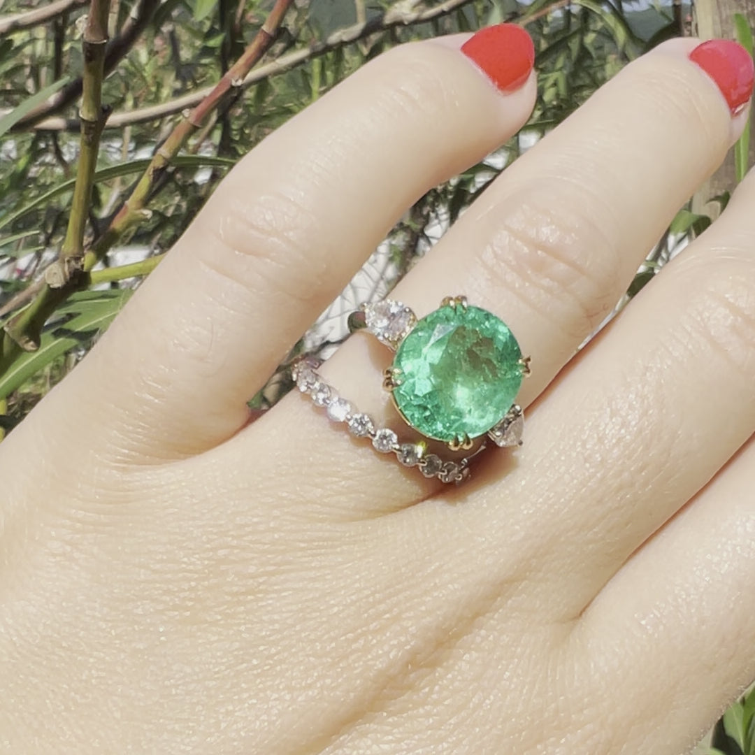 Colombian emerald and diamond cocktail ring