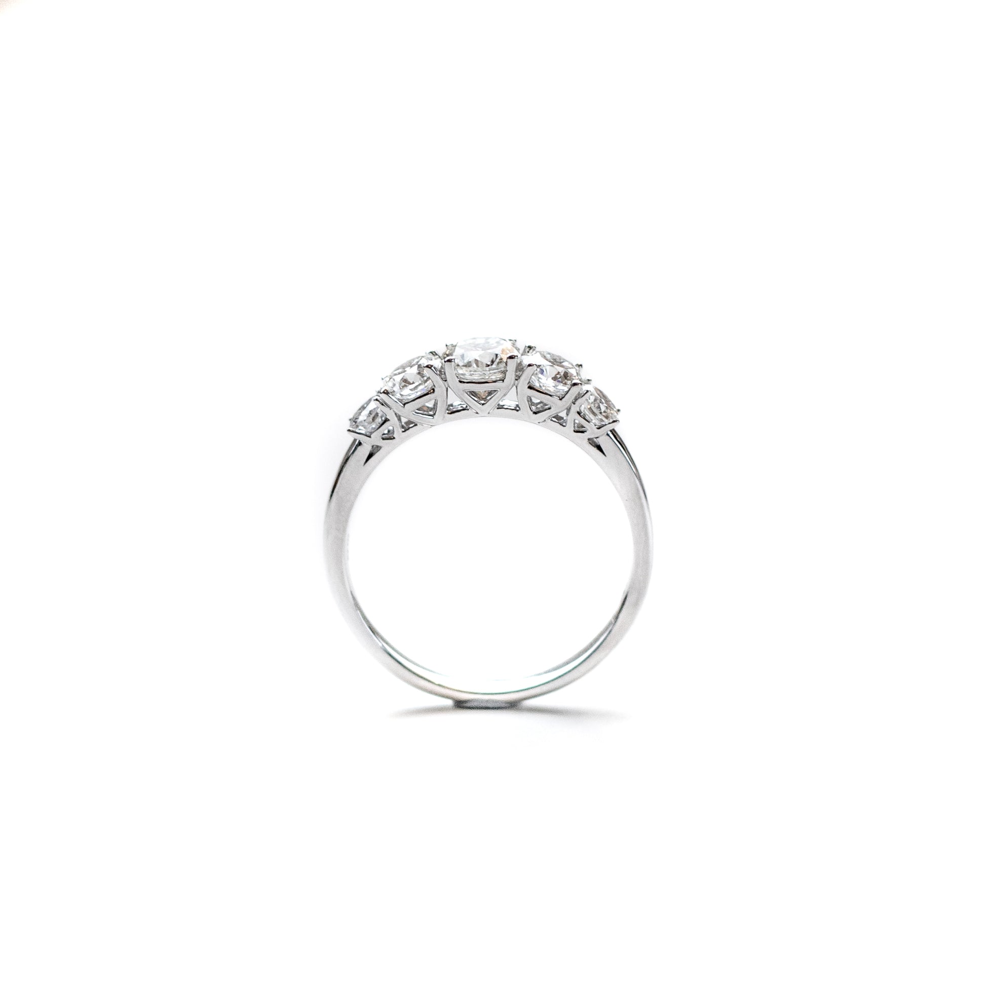 Graduated diamond ring