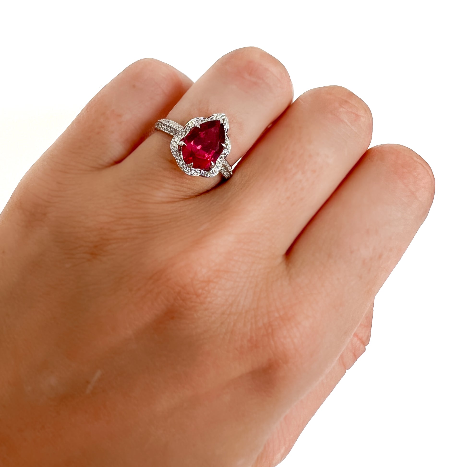 GIA Certified Red Spinel ring. 红色尖晶石和钻石戒指 香港. Spinel and diamond ring Hong Kong USA by Valentina Fine Jewellery